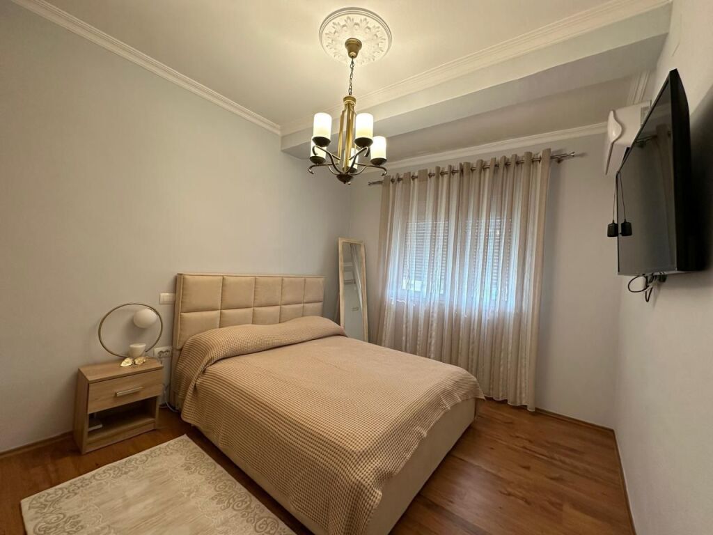 Jepet me qera apartament 3+1 ne Vasil Shanto