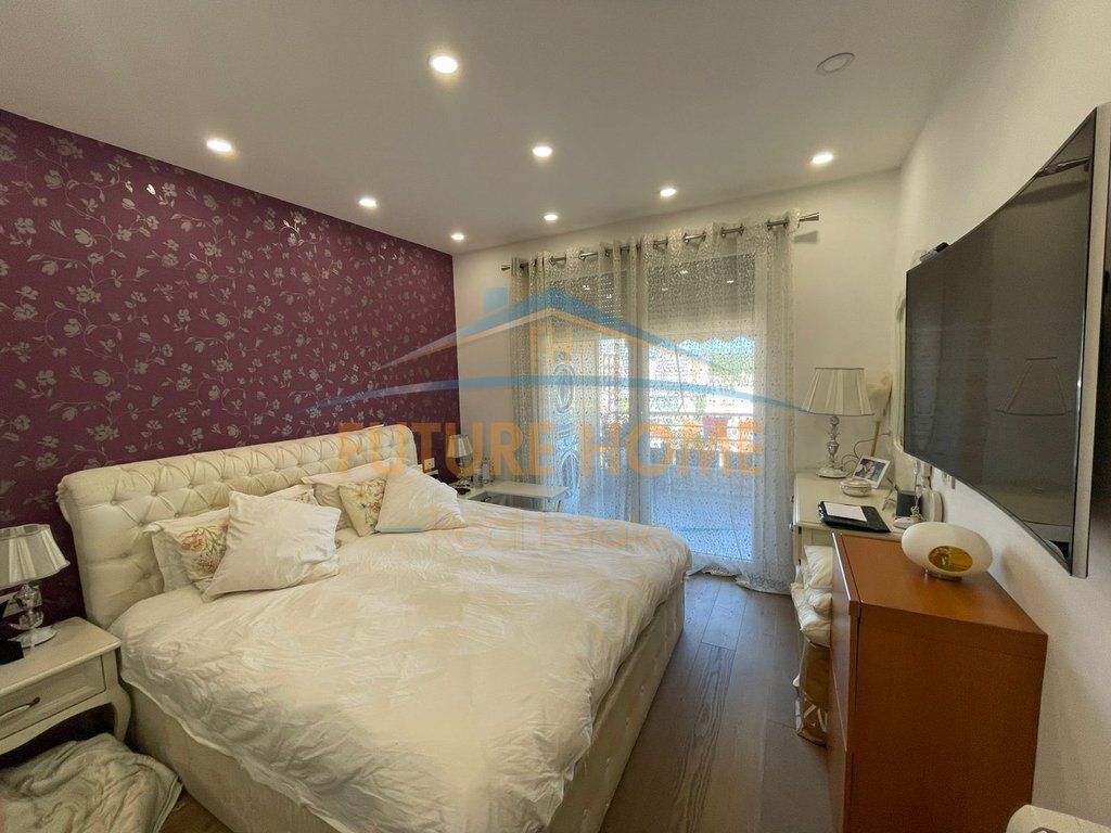 Shitet, Apartament 3+1, Komuna e Parisit, Tiranë.