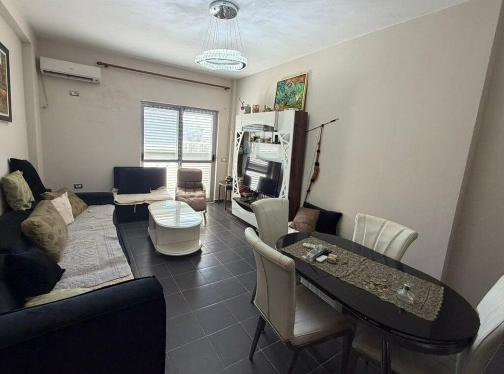 Shitet apartament 1+1