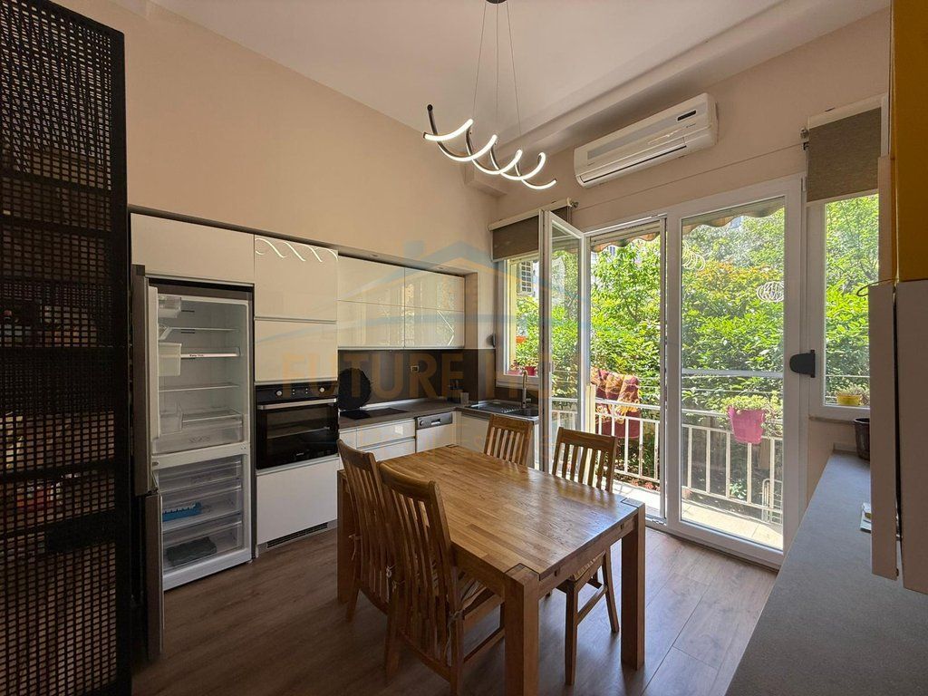 Shitet, Apartament 3+1+2, Fresk, Tiranë