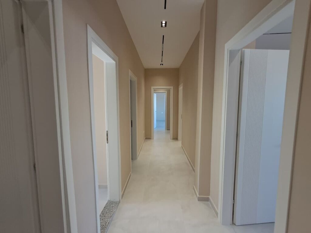 JEPET ME QIRA AMBJENT BIZNESI 129 M² NË DURRËS