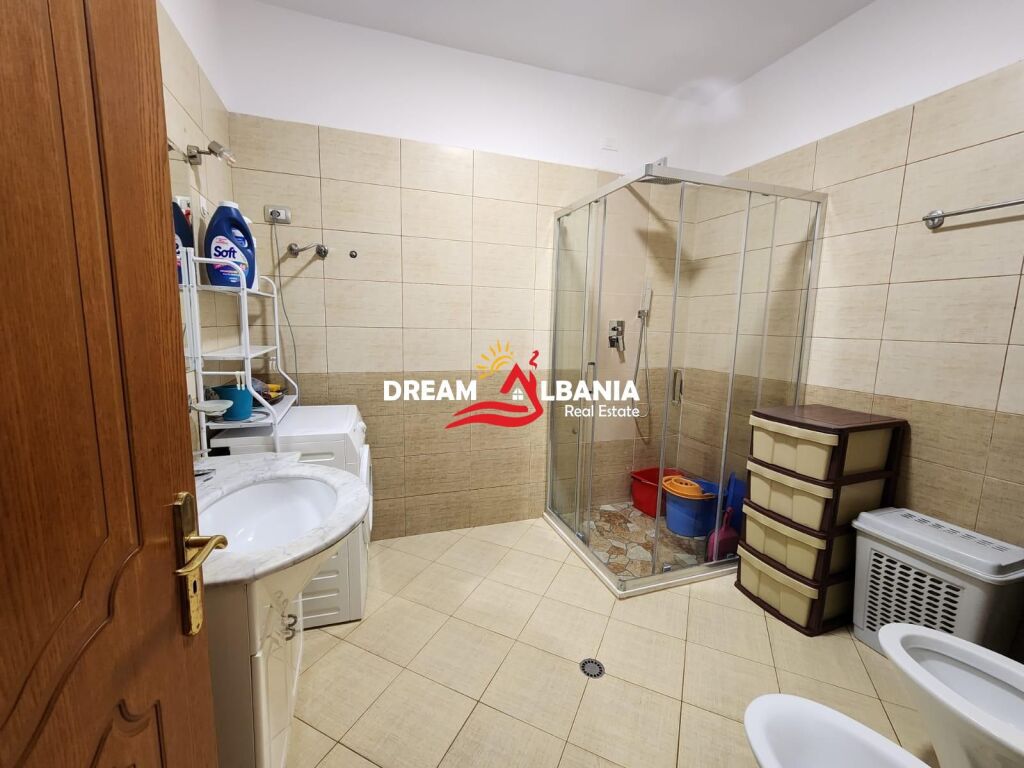 Jepet apartament 2+1+2  me qera tek Rruga e Kavajes afer Xhamise.(ID 42215558)