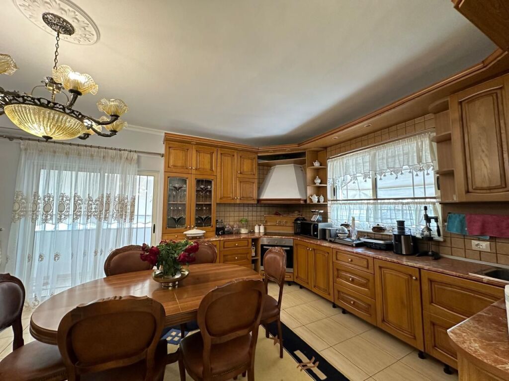 Jepet me qera apartament 3+1 ne Vasil Shanto