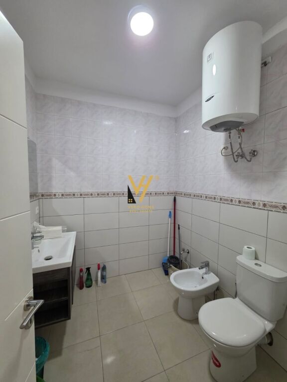 JEPET ZYRE 65 M2 ME QERA TEK SHKOLLA E BALETIT 50.000 LEKE