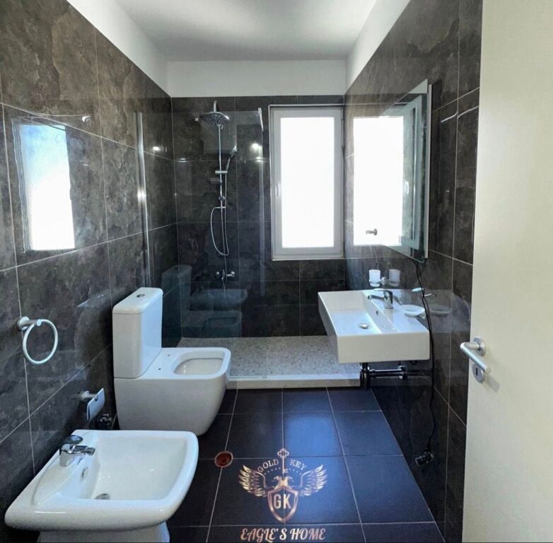 🏡 APARTAMENT ME QERA  • 3+1+2 me Ballkon 📍Stacioni Trenit ☎️  💰 Çmimi:  600€ neto ✅