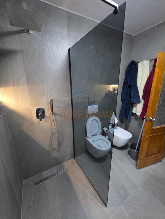 Shitet, Apartament 3+1+2, 21 Dhjetori, Tiranë.