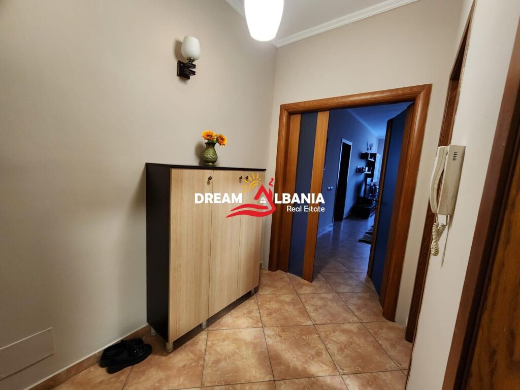 Jepet apartament 2+1+2  me qera tek Rruga e Kavajes afer Xhamise.(ID 42215558)