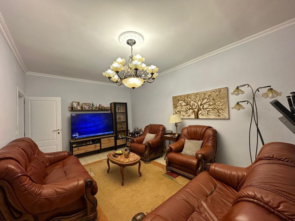 Jepet me qera apartament 3+1 ne Vasil Shanto