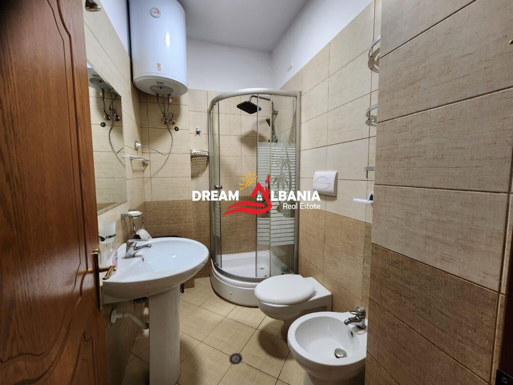 Jepet apartament 2+1+2  me qera tek Rruga e Kavajes afer Xhamise.(ID 42215558)