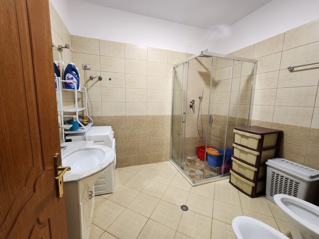 🏢Ne zonen e Rr. se Kavajes,jepet me qera apartament 2+1+2,i mobiluar 800Euro     