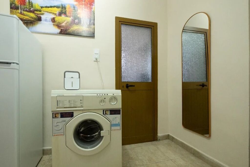 🏢Rruga Mihal Grameno,prane Viva Market jepet me qera apartament1+1,i mobiluar.40,000Leke