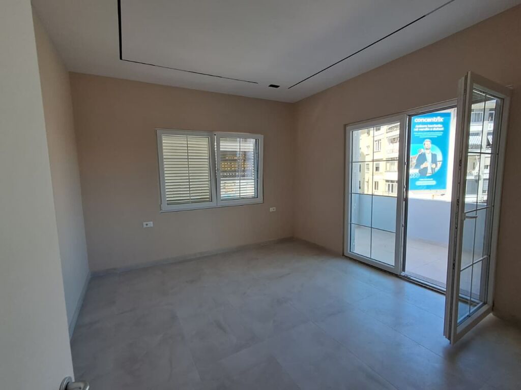 JEPET ME QIRA AMBJENT BIZNESI 129 M² NË DURRËS