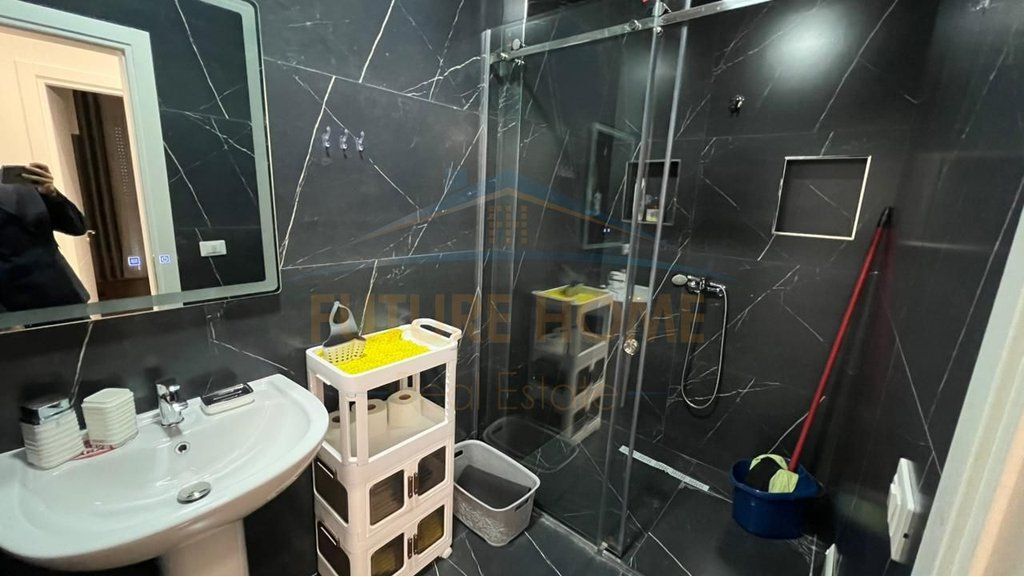 Jap Apartament me qera,  2+1+2, Rruga 5 Maji