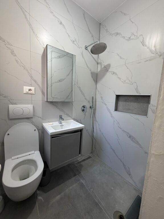 🏡 Jepet me qera apartament 2+1+2 pranë Gjykata e Durrësit