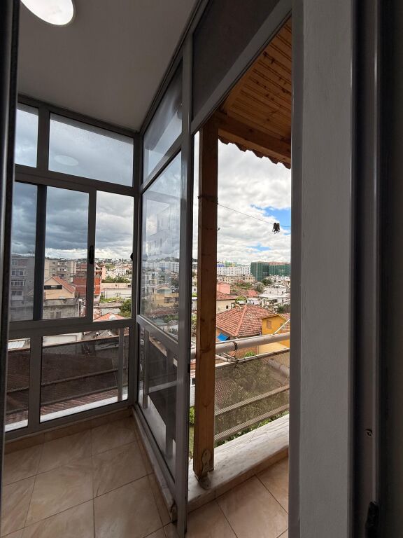 Shitet Apartament 1+1