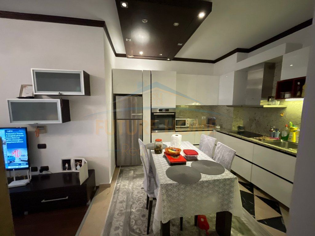 Shitet, Apartament 2+1+2, Kodra e Diellit, Tiranë.