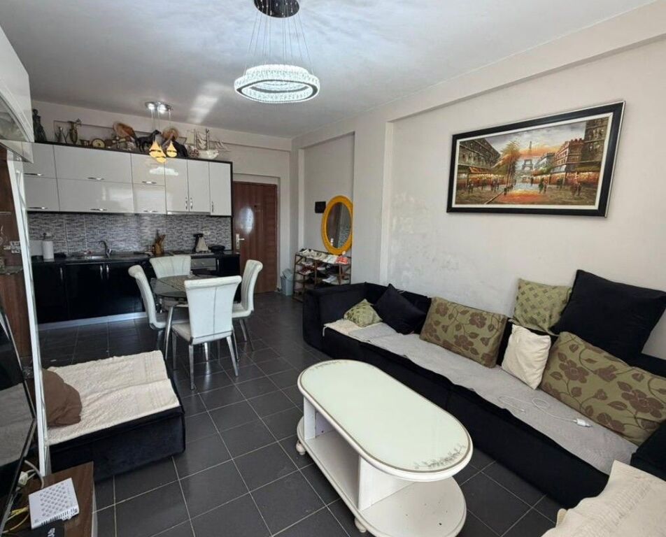 Shitet apartament 1+1