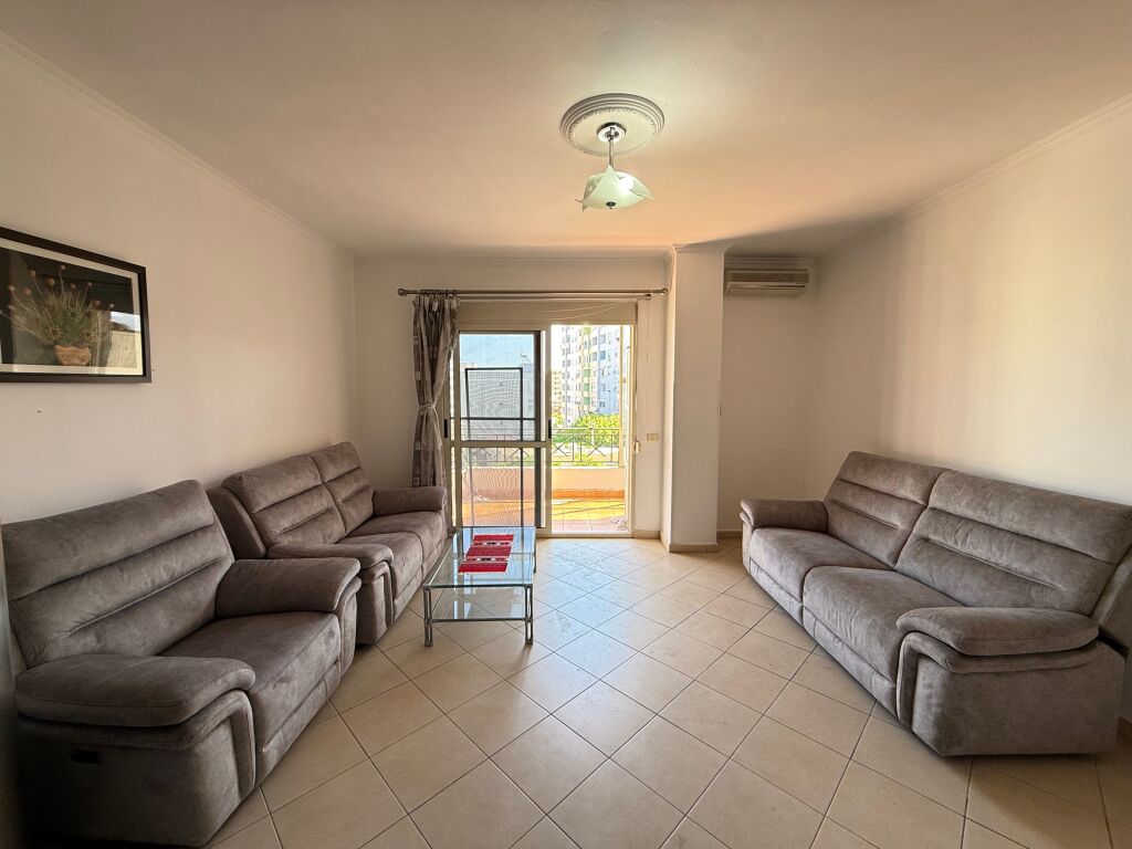 Shitet apartament 2+1 ne plazh