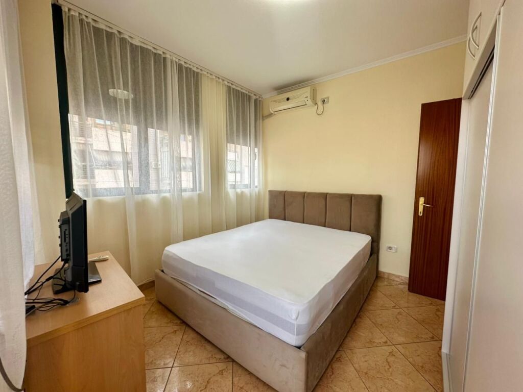 In affitto Apt 2+1+2, presso “Gjimnazi Partizani”, 800 €!