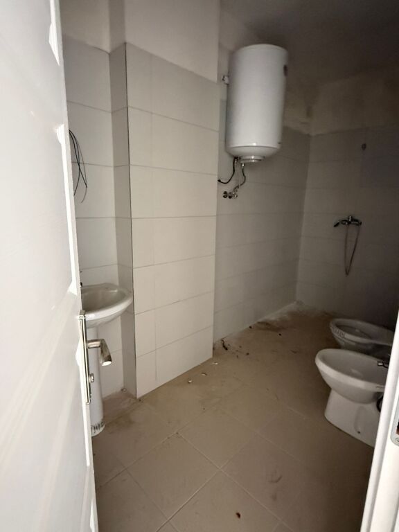 Shitet 2+1+2, Pesë Maji