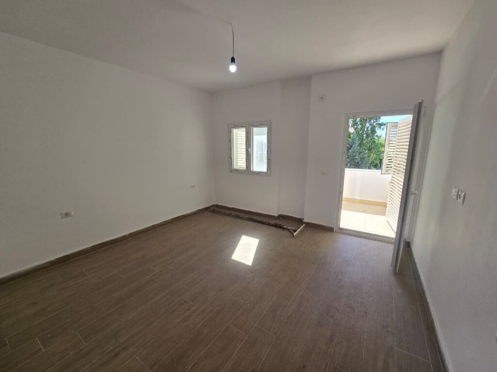 Shitet Apartament 1+1 me Ballkon ne Selite
