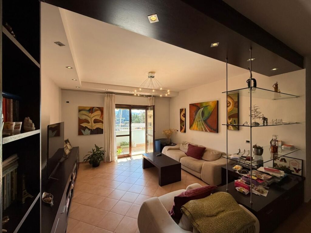 Apartament 2+1+2+2ballkone tek komuna e parisit