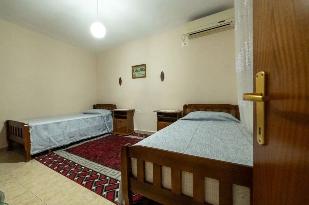 🏢Rruga Mihal Grameno,prane Viva Market jepet me qera apartament1+1,i mobiluar.40,000Leke