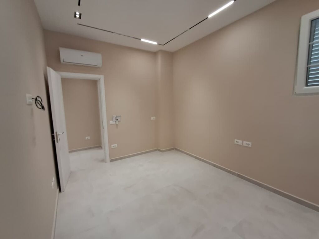 JEPET ME QIRA AMBJENT BIZNESI 129 M² NË DURRËS