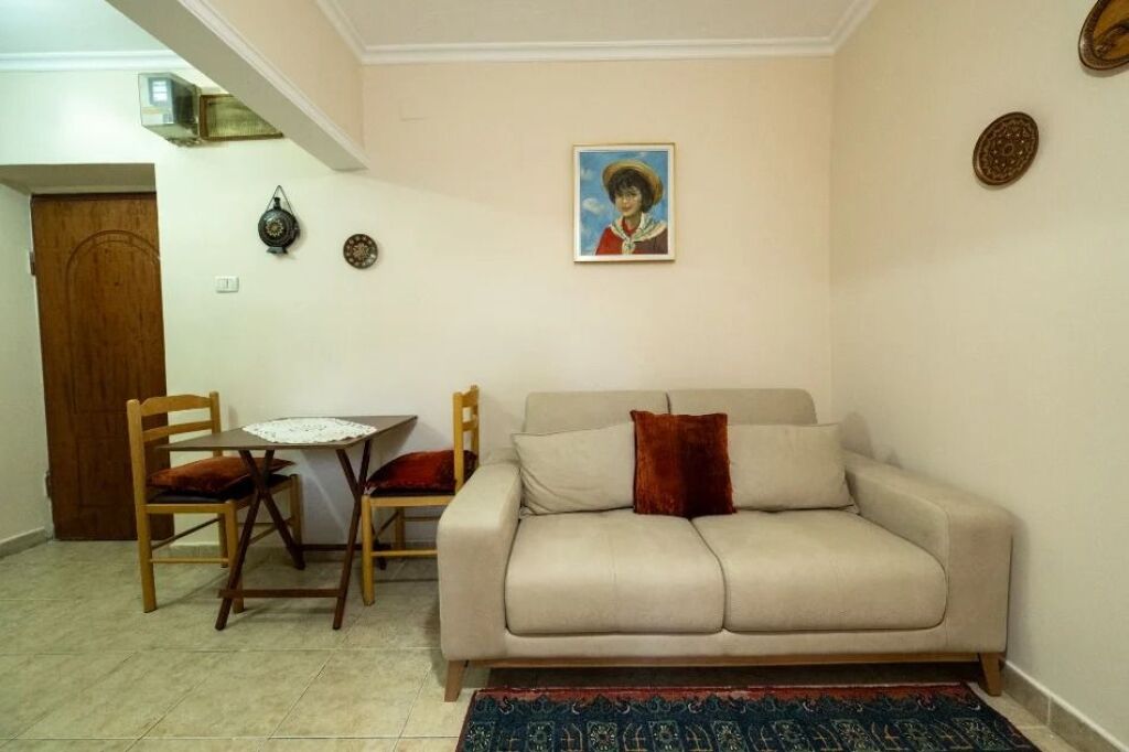 🏢Rruga Mihal Grameno,prane Viva Market jepet me qera apartament1+1,i mobiluar.40,000Leke