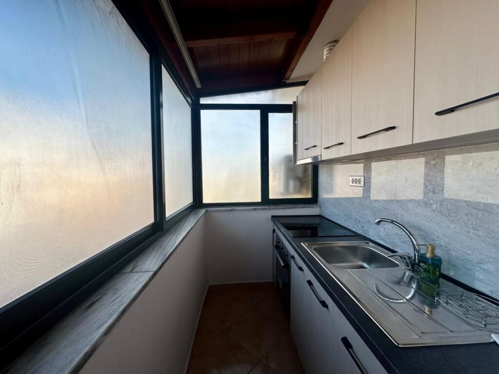 In affitto Apt 2+1+2, presso “Gjimnazi Partizani”, 800 €!