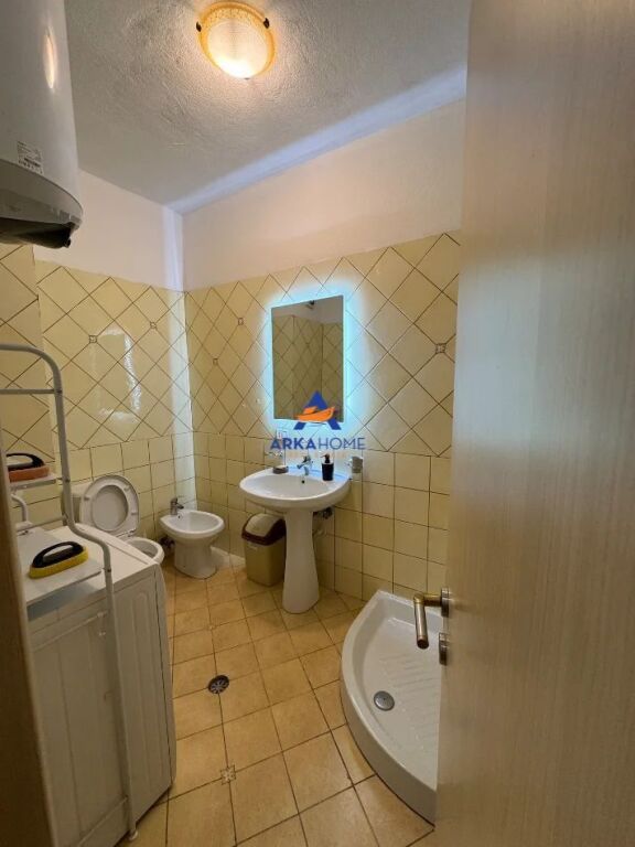 JEPET APARTAMENT 1+1 ME QERA "TEK RRUGA PETRO NINI LUARASI" 55.000 LEKE