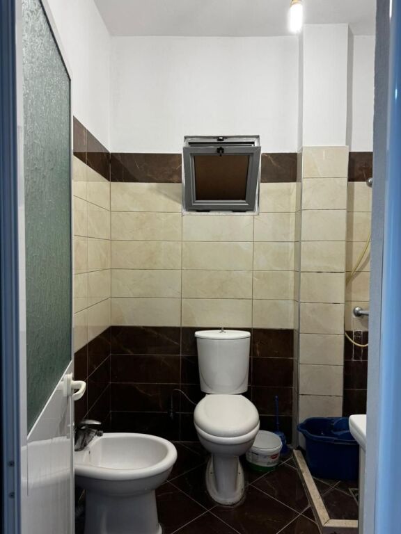 Jepet me qera shtepi private, tipologji 2+1, tek Casa Italia