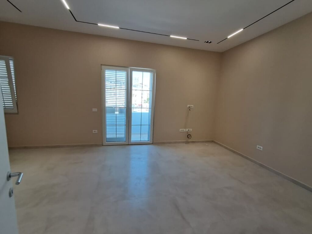 JEPET ME QIRA AMBJENT BIZNESI 129 M² NË DURRËS