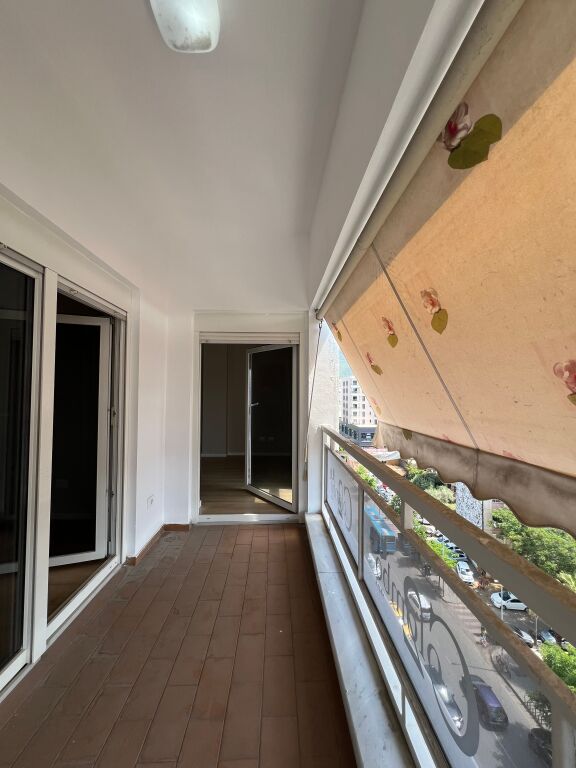 Shitet, Apartament 2+1, Oxhaku, Tirane.