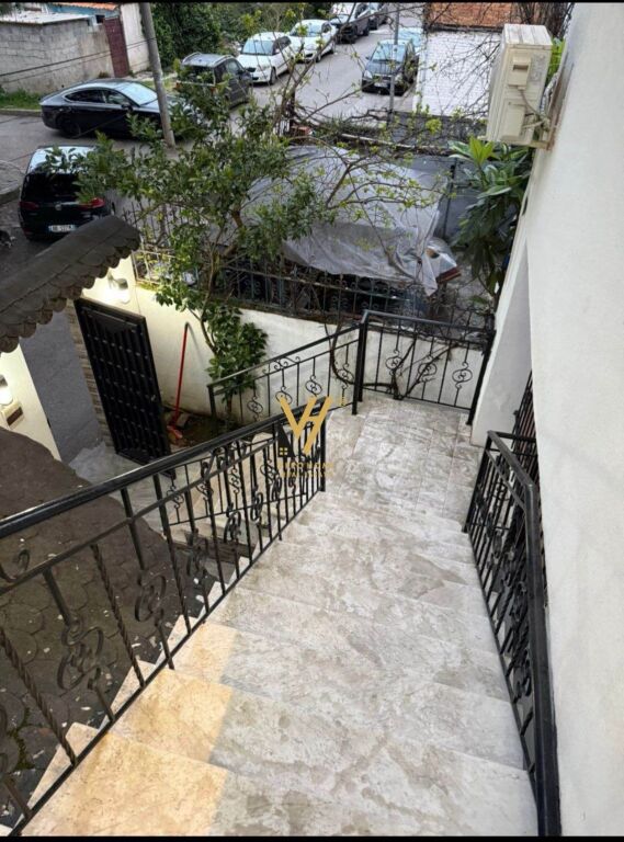 SHITET VILE DY KATESHE NE KINOSTUDIO 230.000 EURO