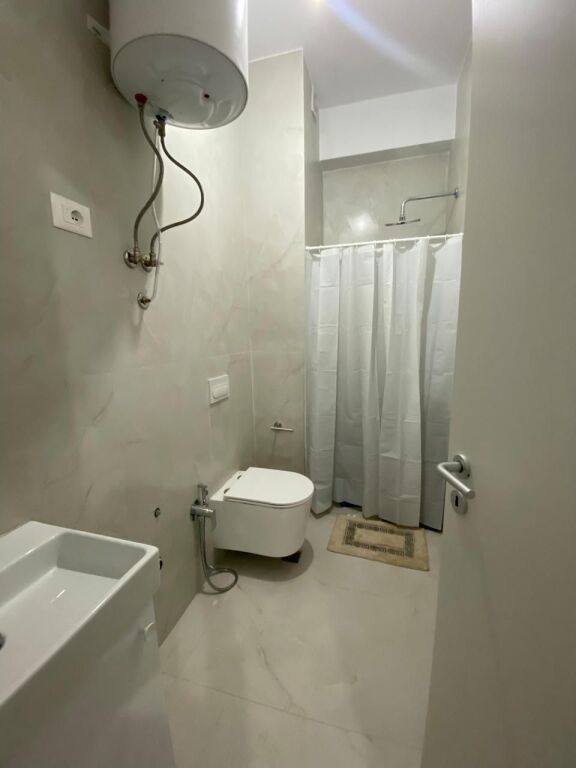🏢Ne zonen e Ali Demit,Rezidenca Kadiu jepet me qera apartament,1+1,i mobiluar.40,000Leke