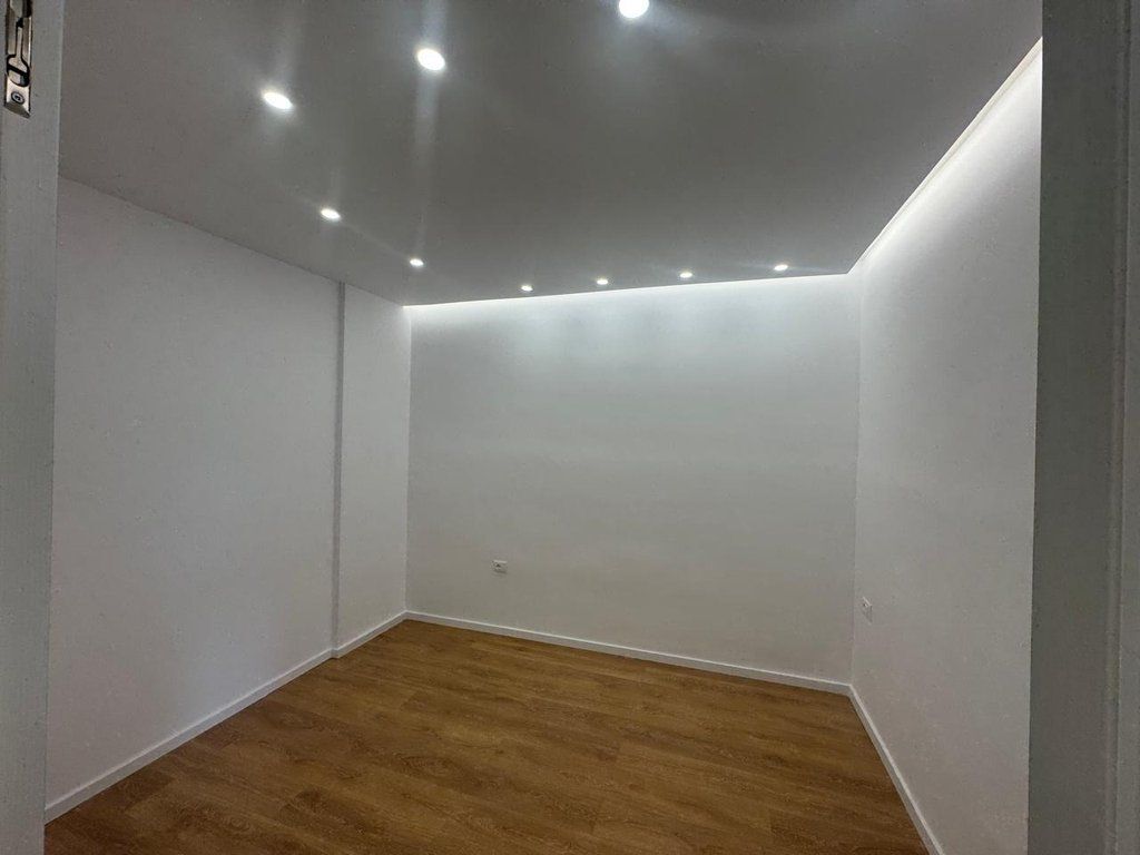 Shitet ,Apartament 1+1, Komuna e Parisit, Tirane