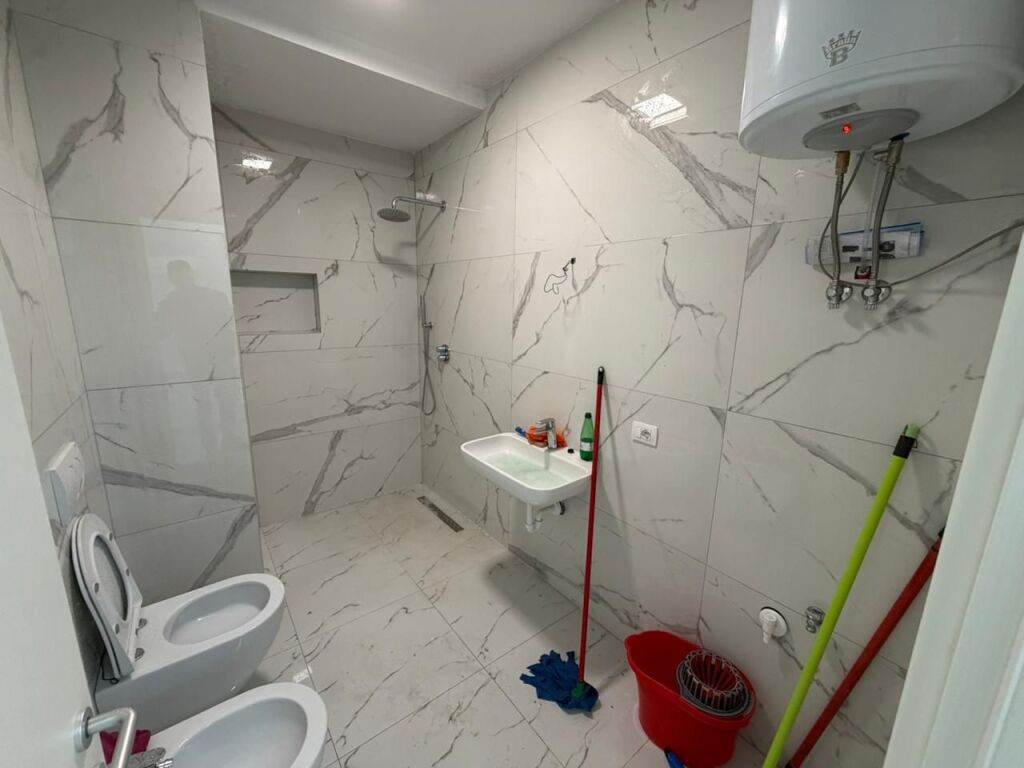 🏡✨ IN AFFITTO Appartamento 1+1 📍 Vicino all'Università “Beder”, in via “Jordan Misja”💰 Prezzo: 50.000 Lek / mese