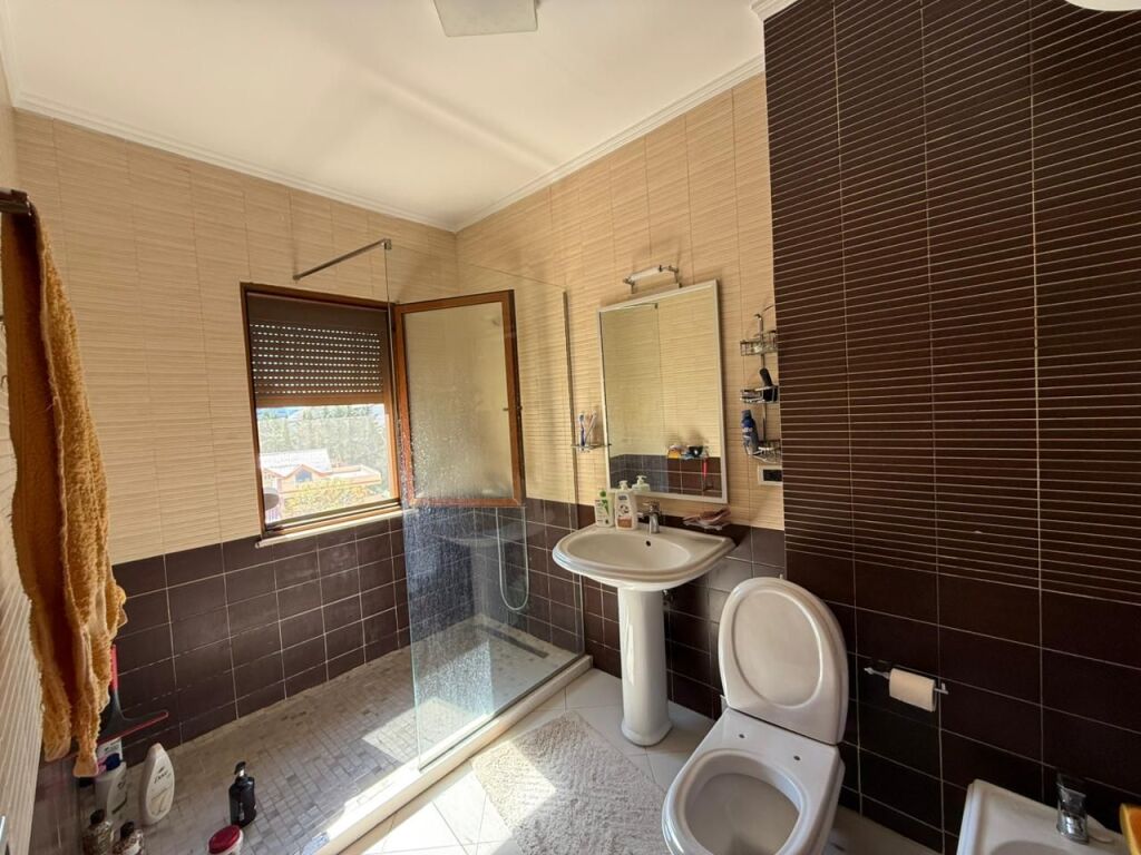Apartament 2+1+2+2ballkone tek komuna e parisit