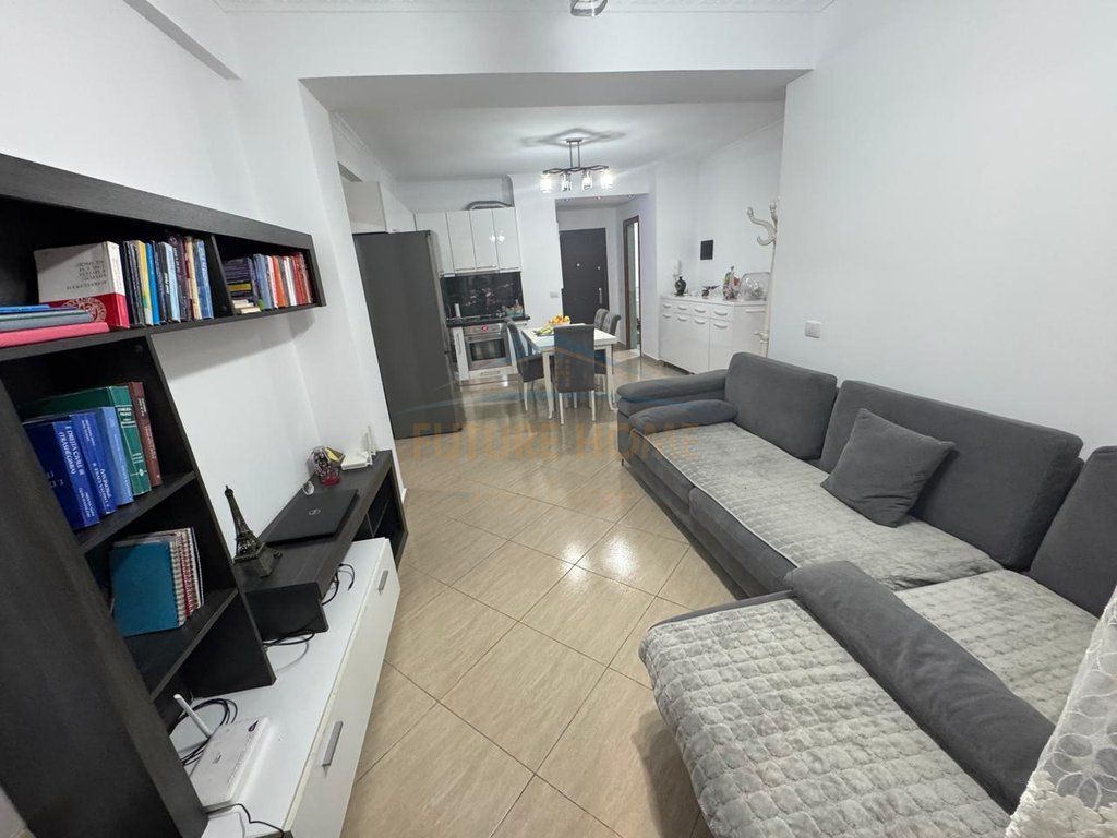 Shitet, Apartament 3+1+2, Unaza e Re,Tirane 185,000 €