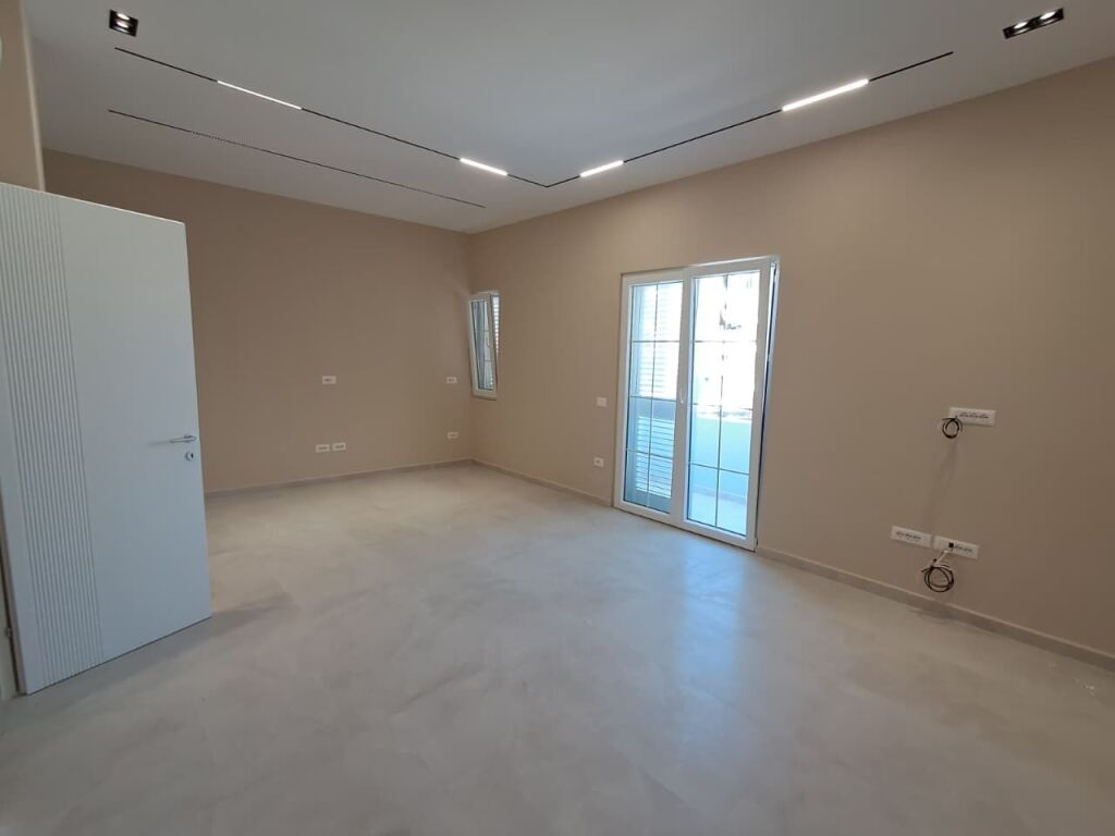 JEPET ME QIRA AMBJENT BIZNESI 129 M² NË DURRËS
