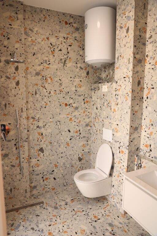 🌊 Apartament 1+1  për shitje në zonën prestigjioze të Malit të Robit — vetëm 250 metra nga deti.