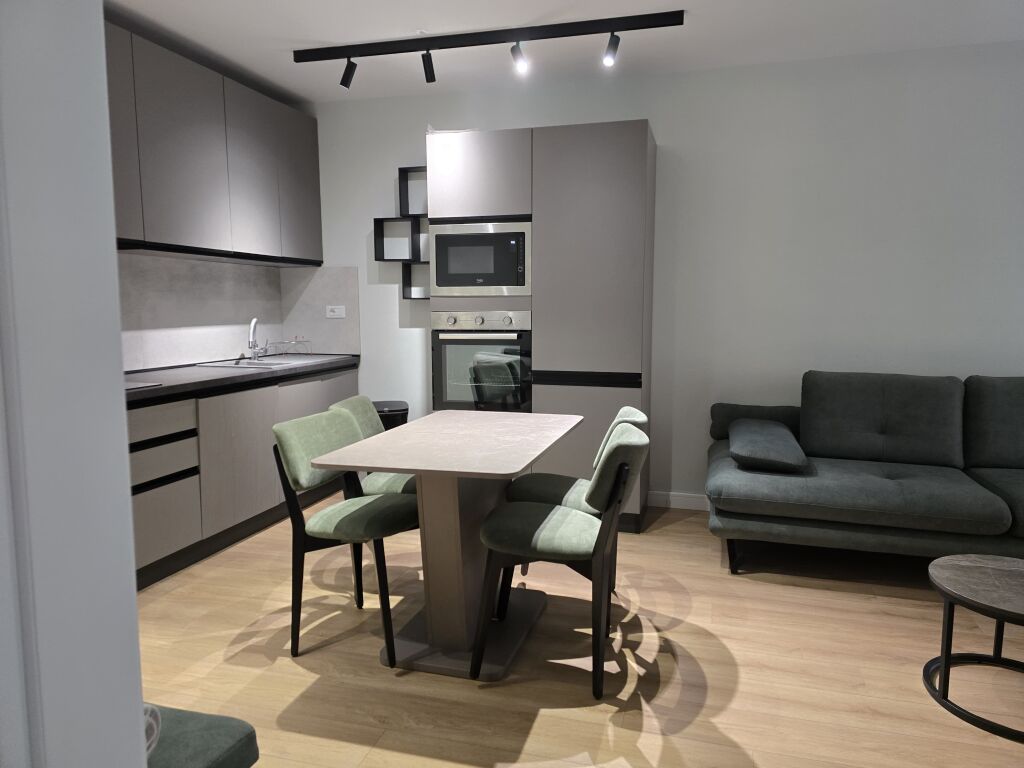 Apartament 1+1 per qira te Komuna e Parisit