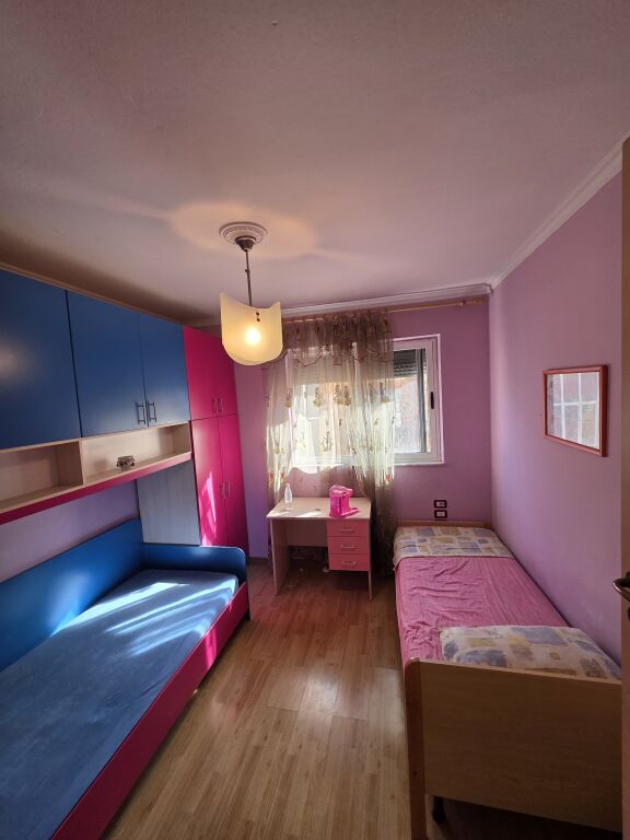 Siri Kodra Shitet Apartament 1+1 Konvertuar Ne 2+1
