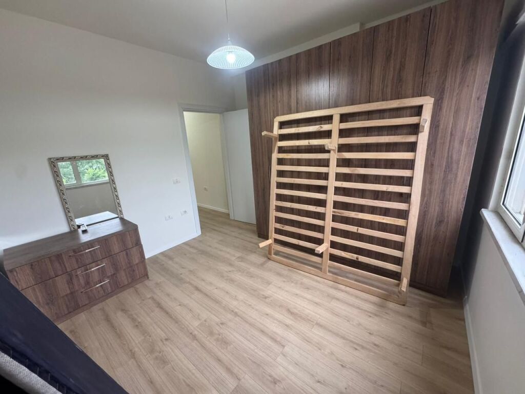 Shitet Apartament 2+1+1 te Liqeni i Tiranes