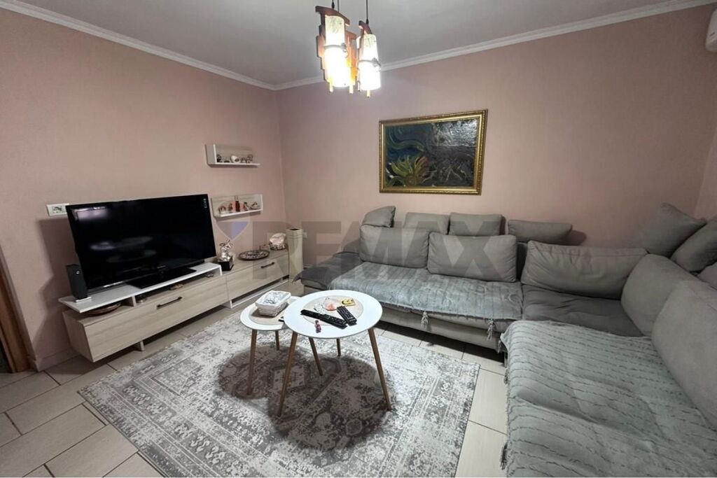 Shitet Apartament 1+1 tek Materniteti i Ri !