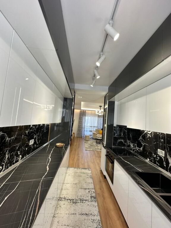Shitet Apartament 2+1+2