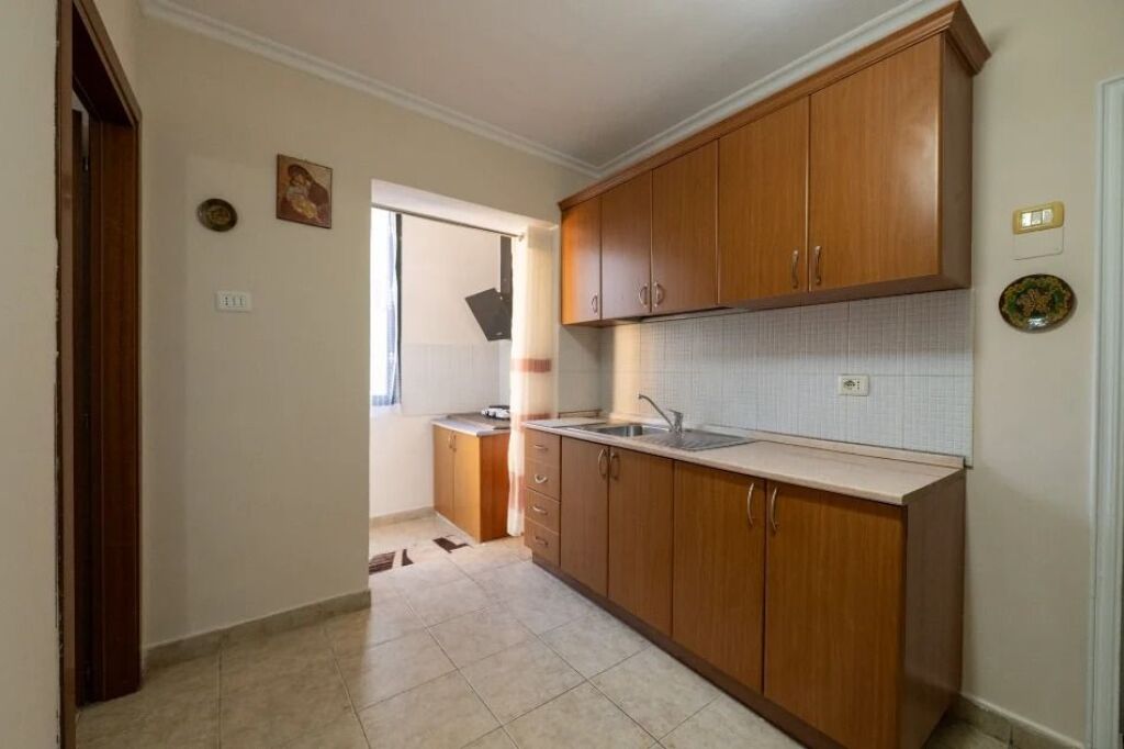 🏢Rruga Mihal Grameno,prane Viva Market jepet me qera apartament1+1,i mobiluar.40,000Leke