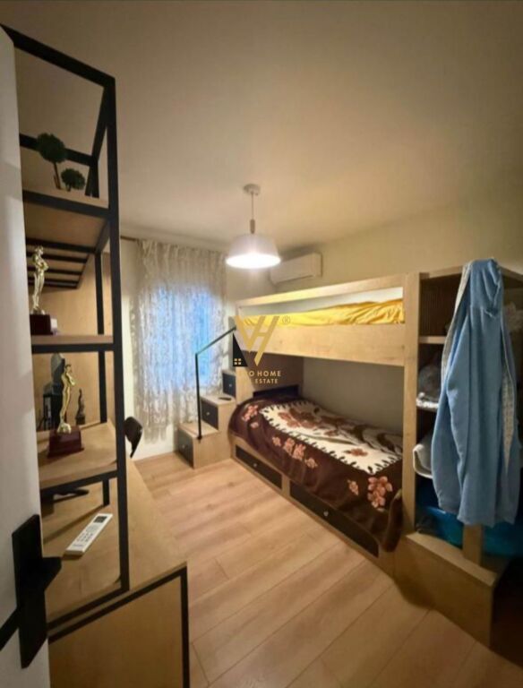 SHITET VILE DY KATESHE NE KINOSTUDIO 230.000 EURO