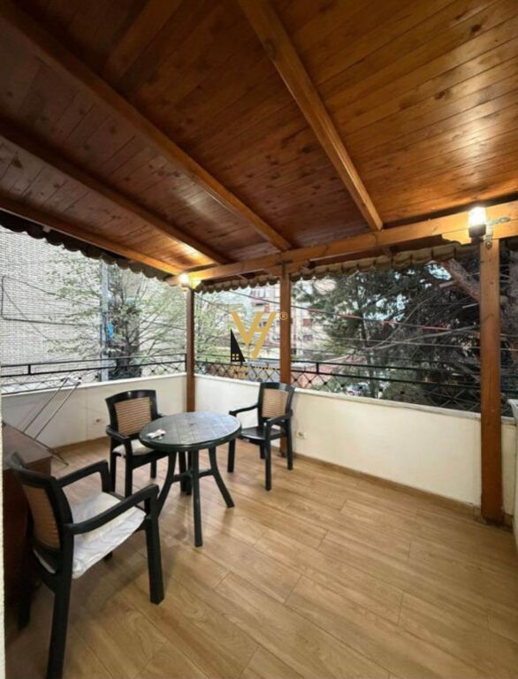 SHITET VILE DY KATESHE NE KINOSTUDIO 230.000 EURO